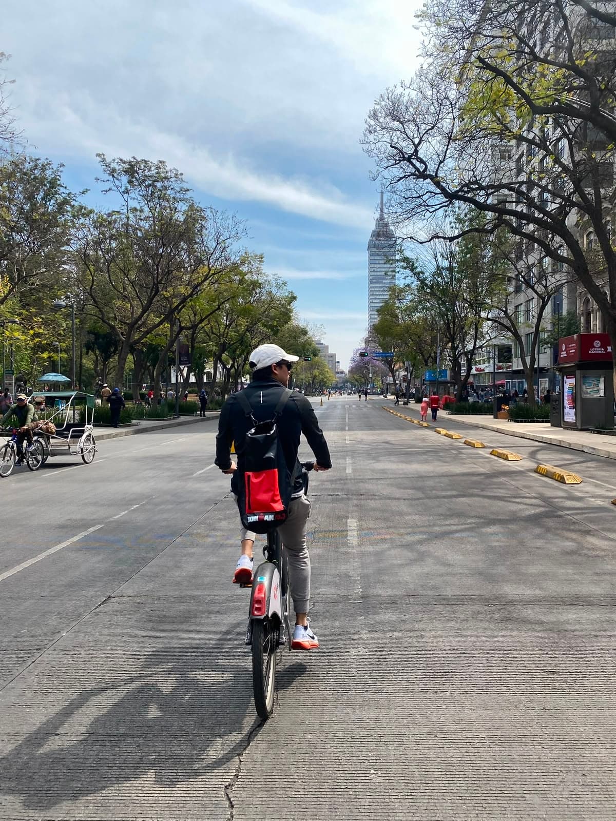 Lalo en bici por el centro de Ciudad de México, con la Torre Latinoamericana al fondo