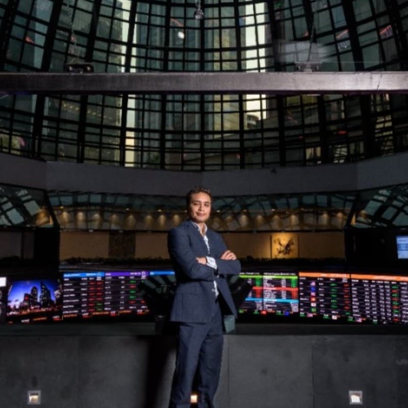 Lalo de traje en el piso de remates de la Bolsa Mexicana de Valores