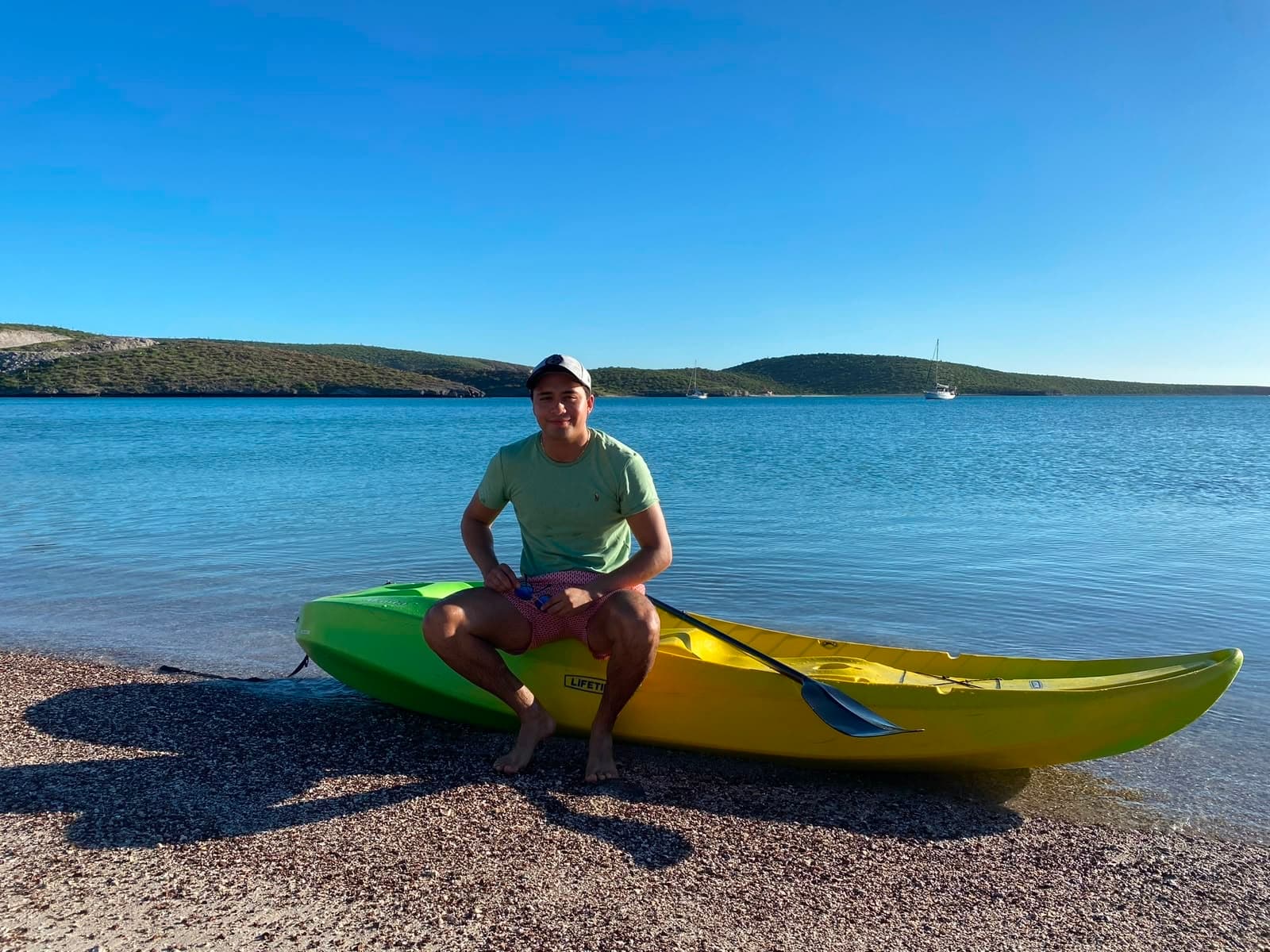 Lalo descansando sobre un kayak en una playa de Baja California Sur