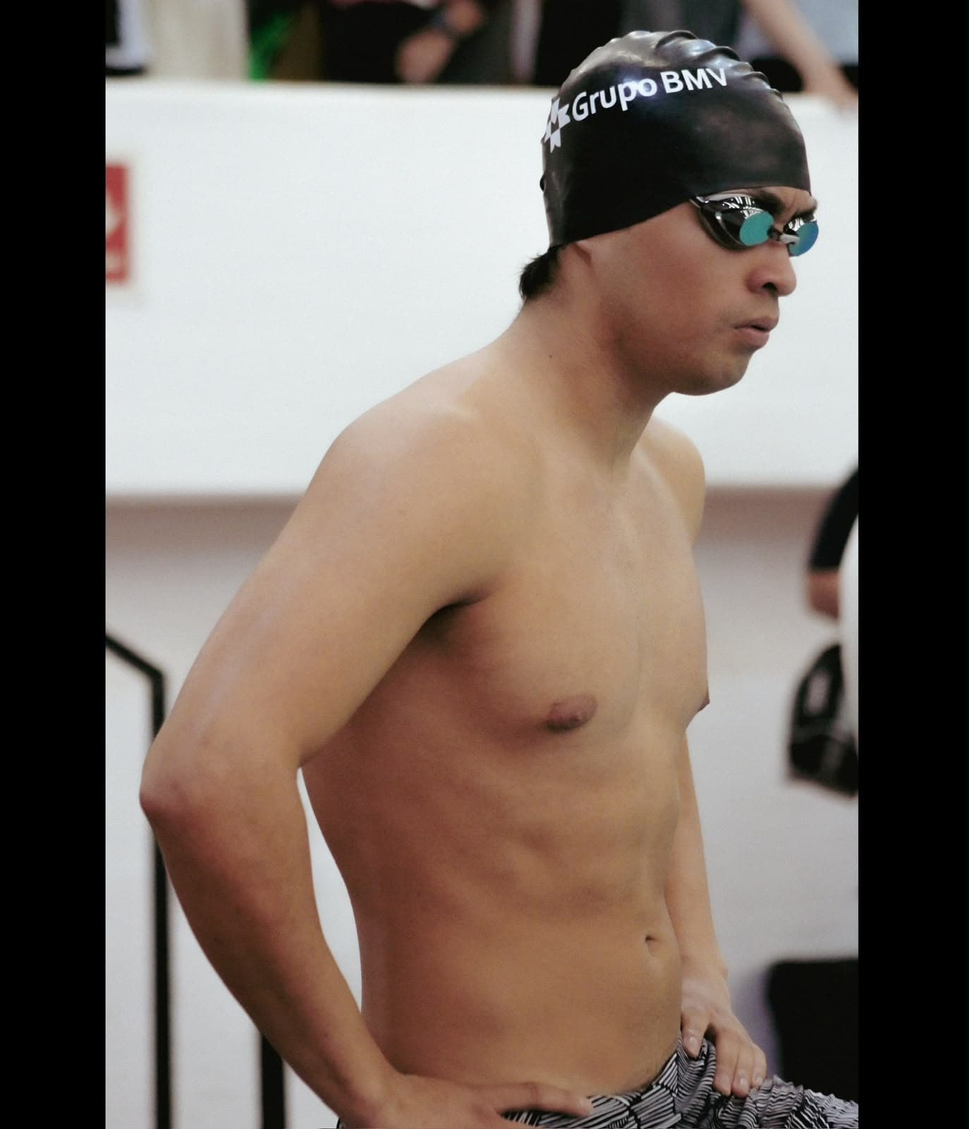 Retrato de Lalo antes de una carrera de natación, con gorra de Grupo BMV