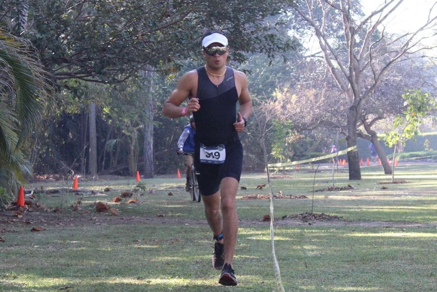 Lalo corriendo la etapa final de un triatlón entre árboles